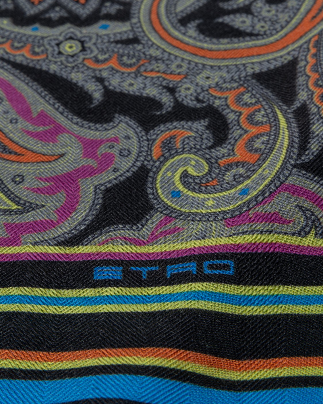 shop ETRO  Sciarpa: Etro sciarpa in lana e seta, decorata da una stampa Paisley multicolor e caratterizzata da un bordo sfrangiato.
Dimensioni: 68 x 200cm.
Composizione: 70% lana, 30% seta.
Made in Italy.. 11777 4025-750 number 9735101